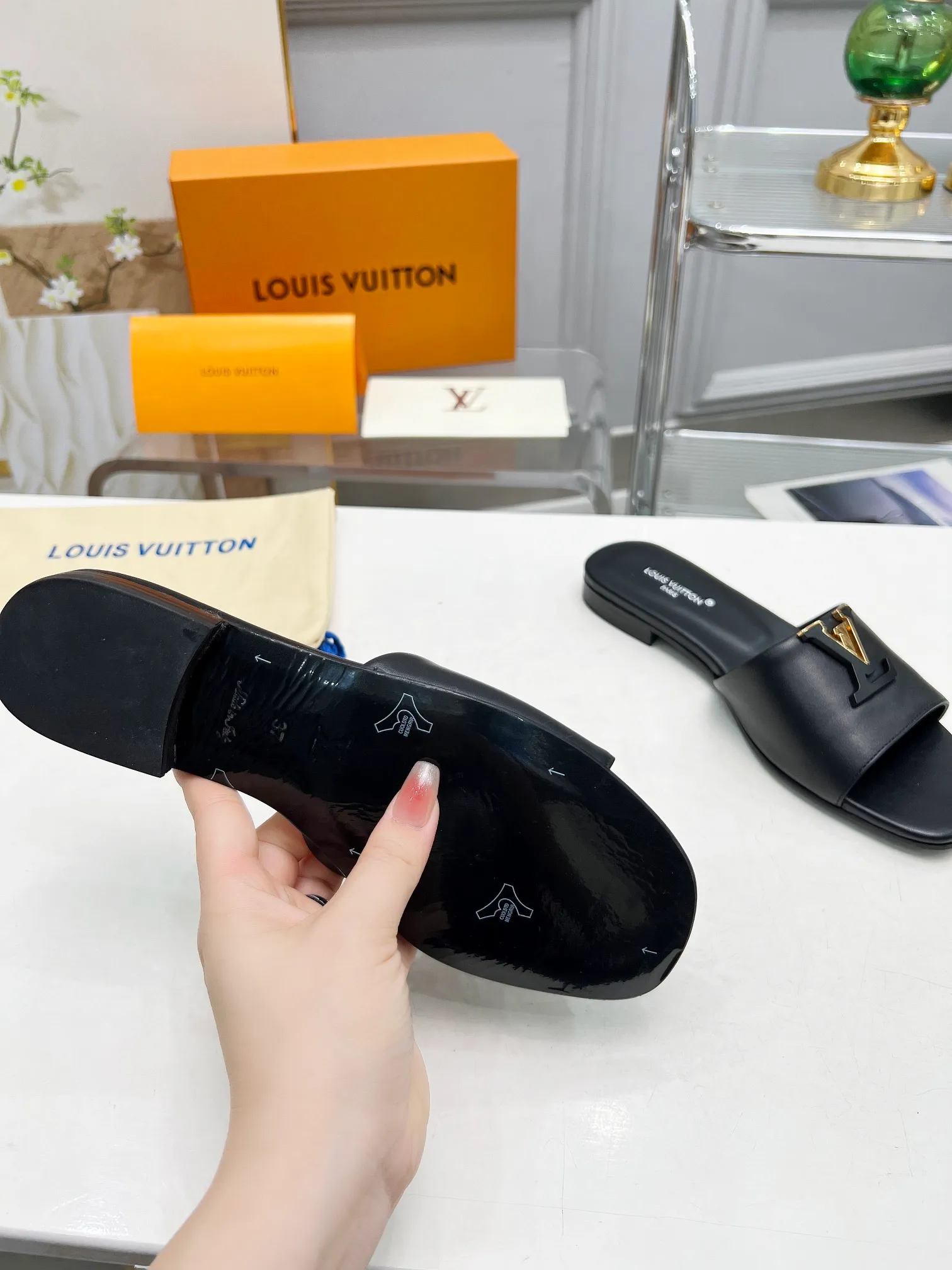 👟👟Ex-factory price 440👟👟Louis Vuitton/Louis Vuitton women's new sandals LV SUNSET COMFORT flat sandals are made of exquisite cowhide and sheepskin lining, the uppers show handicrafts, and are matched with genuine leather soles*@wearing experience. LV logo hardware buckle on upper, size 35-42